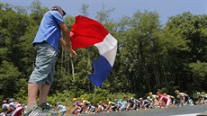 eský cyklista Leopold König lape ped lídrem Tour de France Chrisem Froomem. 