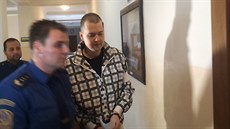 Justiční stráž přivádí Michala Horvátha do soudní síně
