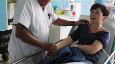 Zástupce primáe chirurgie krumlovské nemocnice Zdenk Hota kontroluje zranný...