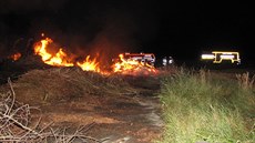 Plameny lehající z hromady biomasy byly vysoké a deset metr.