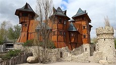 Nep�ehlédnutelnou dominantou Mirakula je d�ev�ný hrad, který se promítl i do...