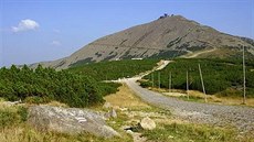 Moderní kabinová lanovka vede z Obího dolu v Peci pod Snkou do mezistanice...