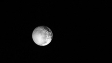 Pluto vyfotografované sondou New Horizons 12. 7. 2015 ze vzdálenosti 2,5...