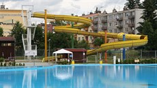 Pohled na bazén a atrakce Bratruovského letního koupalit v umperku.