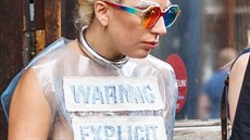 Lady Gaga si na veei v Amsterdamu vzala triko s varováním ped pímou krásou.