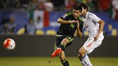 Mexický útočník Oribe Peralta střílí na Zlatém poháru jeden ze svých golů v...