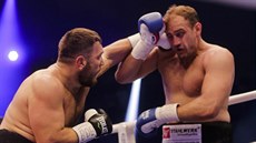 Ruslan agajev (vlevo) a Fancesco Pianeta v boji o svtový titul organizace WBA.