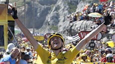 EXTÁZE. Chris Froome slaví drtivý triumf v desáté horské etap Tour de France.
