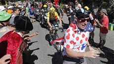 Chris Froome ve stoupání desáté etapy Tour de France obklopen hordami fanoušků.