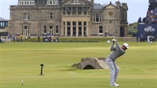 Dustin Johnson na The Open odpaluje na slavném h�i�ti v St. Andrews.