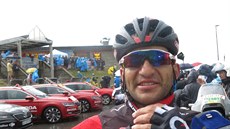 Jan Bárta odpovídá v cíli dvanácté etapy Tour de France novinářům.