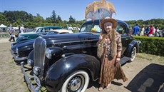 Buick z roku 1936 p�ivezli z Prost�jova man�elé Grmelovi. Doma mají veterán�...