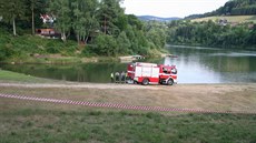 T�lo dívky na�li v p�ehrad� Byst�i�ka hasi�i.