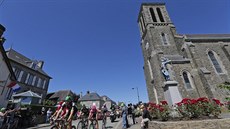 Skupina uprchlík jede k cíli v sedmé etap Tour de France.