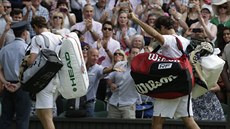 Andy Murray a Roger Federer odcházejí z dvorce po semifinálovém utkání...