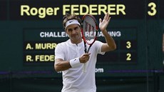 Roger Federer se raduje z postupu do finále Wimbledonu.