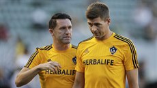 Steven Gerrard (vpravo) a Robbie Keane z Los Angeles Galaxy