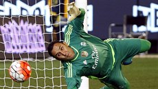 Keylor Navas z Realu Madrid poutí za svá záda penaltu.