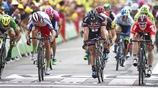 André Greipel (v erveném) ve spurtu opanoval 15. etapu Tour de France