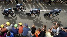Tým Sky během časovky družstev na Tour de France