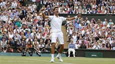 Novak Djokovi slaví triumf ve Wimbledonu.