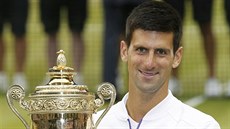 KOUKEJTE! Novak Djokovi s trofejí pro vítze Wimbledonu