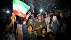 Íránci slaví podepsání dohody o jaderném programu (14. ervence 2015).