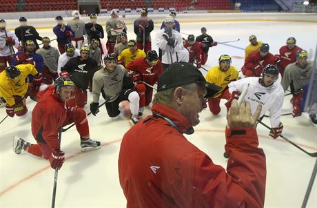 Olomoutí hokejisté naslouchají pokynm trenéra Zdeka Venery.