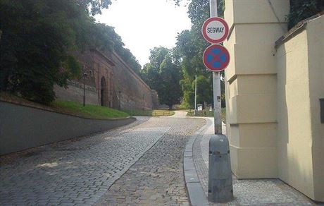 Znaka, která zakazuje vozítkm segway vjezd do prostoru památky na Vyehrad