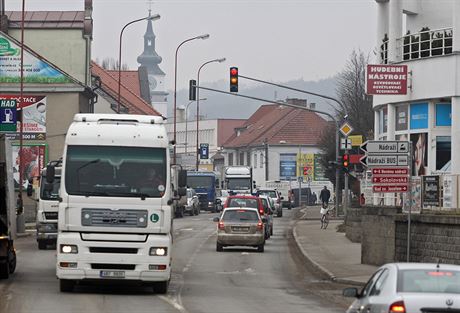 Od záí u kamiony Velkým Meziíím projídt nebudou.