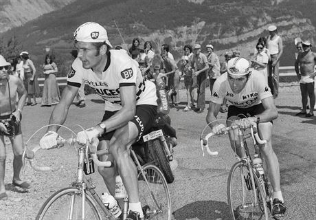 Francouzský cyklista Bernard Thévenet (vlevo) ukonil na Tour de France 1975...
