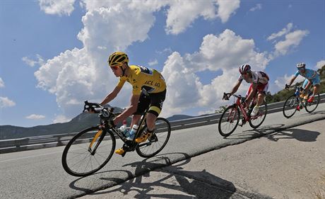 Britsk cyklista Chris Froome ve lutm dresu vede v 17. etap Tour de France...
