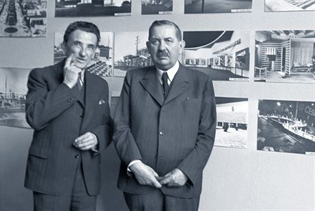 Alois íha (vpravo) zhlédl expozici Za novou architekturu. (snímek z roku 1940)