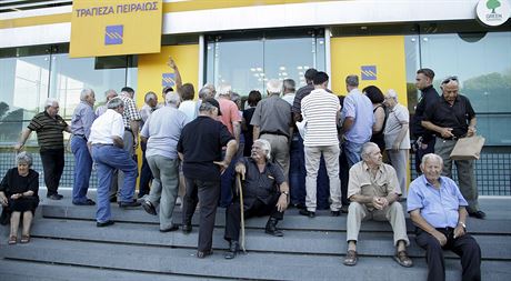 Klienti ekají na otevení Piraeus Bank v Heraklionu na Krét (20. ervence...
