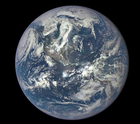 První snímek Zem z paluby satelitu DSCOVR