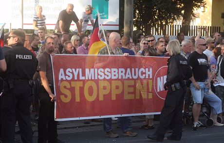 Demonstrace proti zneuívání nmecké azylové politiky v Dráanech (ervenec...