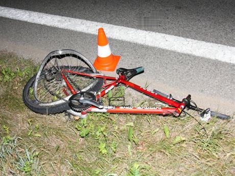 idi audi srazil cyklistu, mu bez doklad na míst zemel.