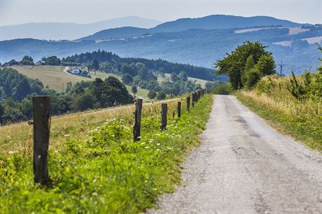 Cesta vedoucí do obce ítková v srdci Bílých Karpat.