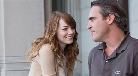 Emma Stone a Joaquin Phoenix ve filmu Woodyho Allena Iracionální mu