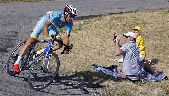 Vincenzo Nibali ze stáje Astana projídí kolem fanouk.