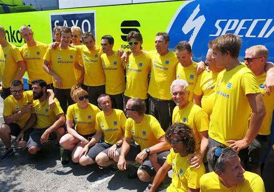 Celý tým Tinkoff-Saxo i s Romanem Kreuzigerem (horní ada, estý zleva) se...