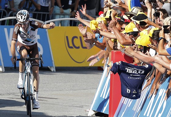 Romain Bardet si jede pro vítzství v osmnácté etap  Tour de France. Jeho...
