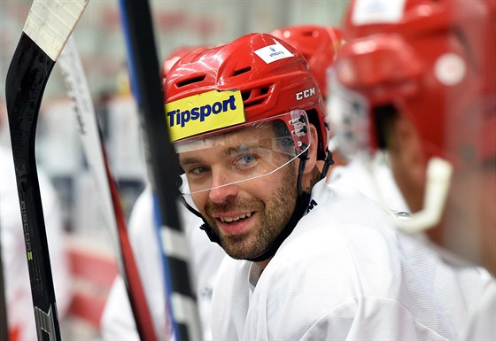 Jakub Klepiš odpočívá při prvním tréninku na ledě před začátkem nové sezony.