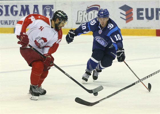 Olomoucký hokejista Roman Rác (vlevo) v pípravném utkání s Minskem.