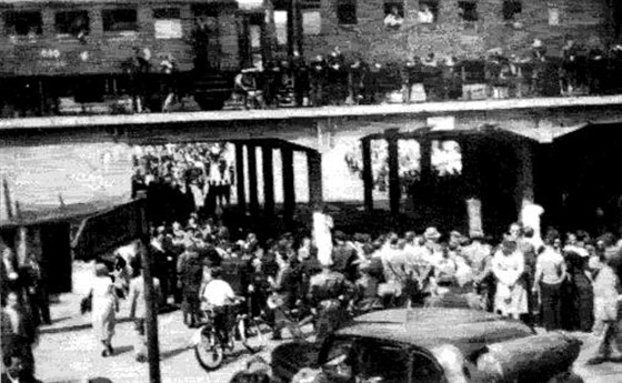 Fotografie zachycuje srocení davu u ústeckého Beneova mostu ped masakrem na...