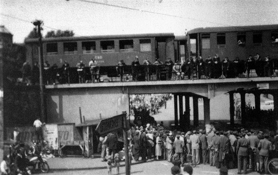 Fotografie zachycuje srocení davu u ústeckého Beneova mostu ped masakrem na...