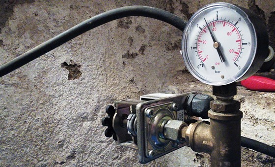 nízký tlak vody v bytě)