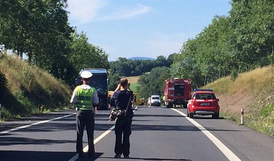 Snímek z nehody u obce Struná na Karlovarsku, kde se eln srazilo osobní auto a autobus.