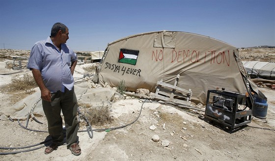 Palestinská osada, co se nevzdává. Susja elí izraelským buldozerm