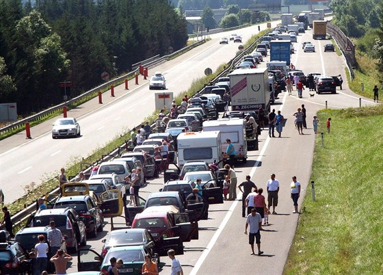 Píliv rekreant ucpal cesty na Jadran, tvoí se kilometrové zácpy. Ilustraní...